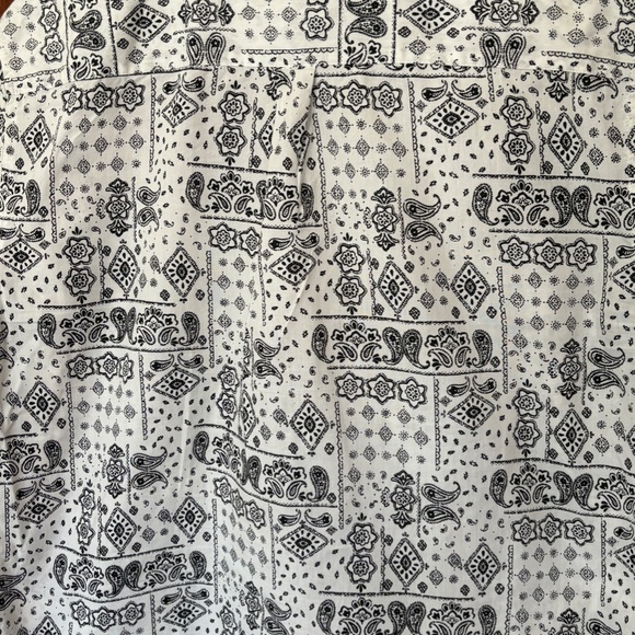 Patterned Botton Down Shirt! - Picture 7 of 8